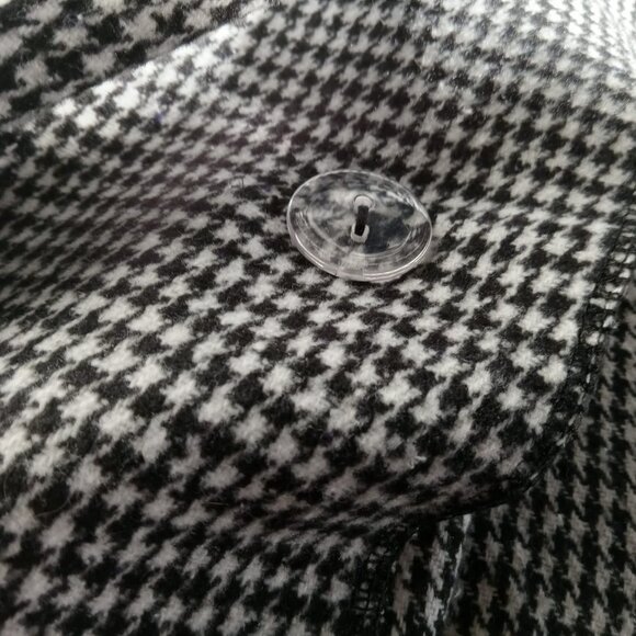 Beautiful houndstooth coat with a skirt at the back, double row of buttons... - Picture 11 of 16